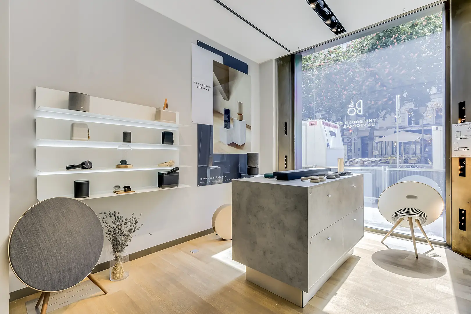Agencement commercial de la boutique Bang&Olufsen à Paris par Comptoir Design Lab