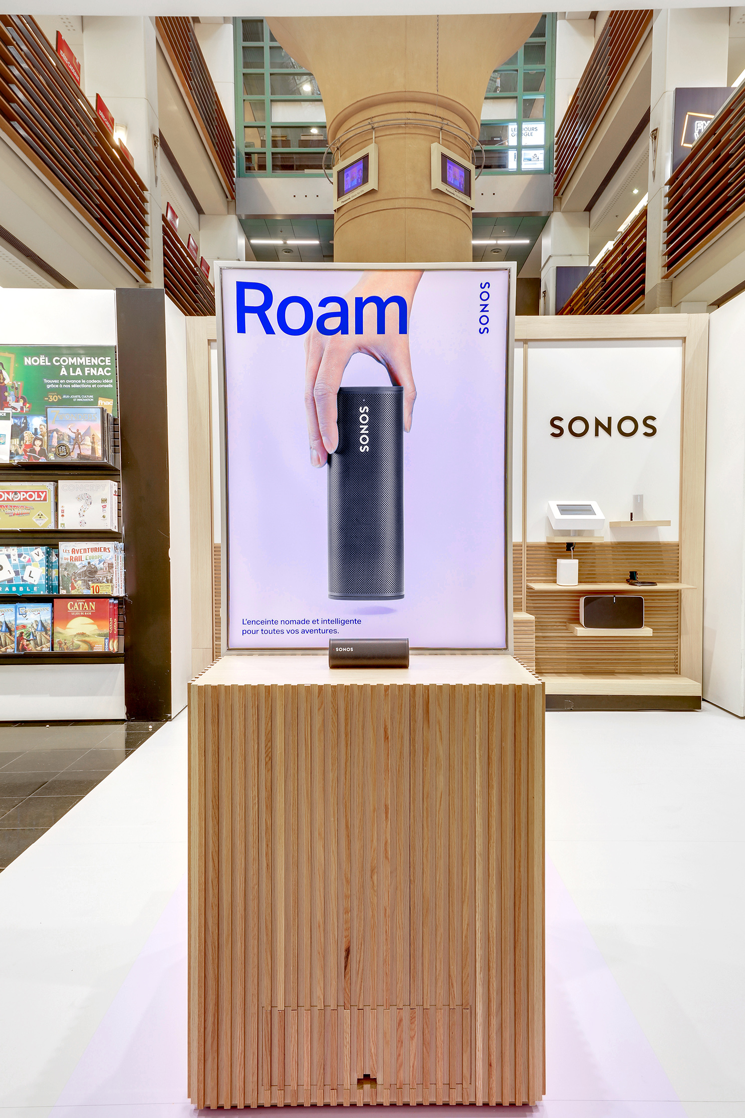 Une photo de la devanture de la Fnac des Ternes à Paris, avec une affiche publicitaire pour le produit de haut-parleurs Sonos en première plan.