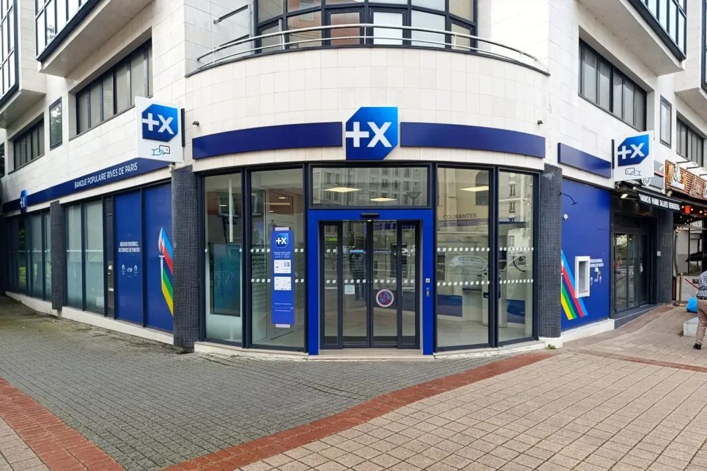 Habillage des vitrines des agences Banque Populaire Rive de Paris par Comptoir Design Lab