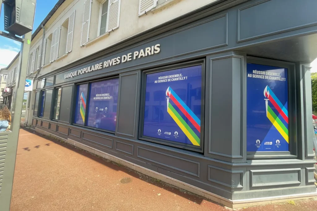 Habillage des vitrines des agences Banque Populaire Rive de Paris par Comptoir Design Lab