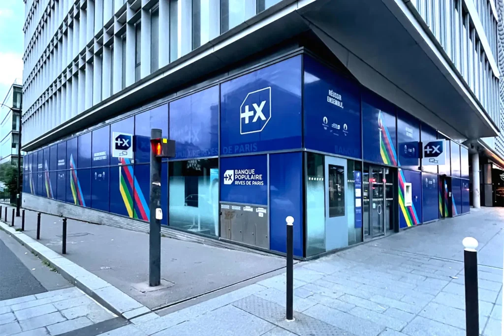 Habillage des vitrines des agences Banque Populaire Rive de Paris par Comptoir Design Lab