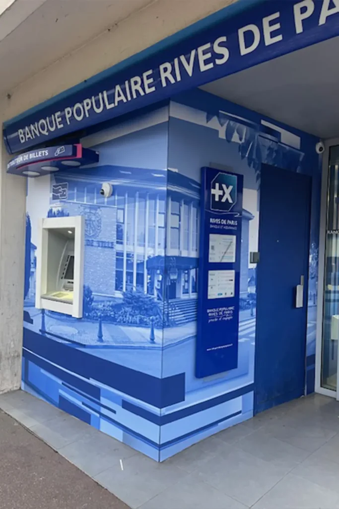 Habillage des vitrines des agences Banque Populaire Rive de Paris par Comptoir Design Lab