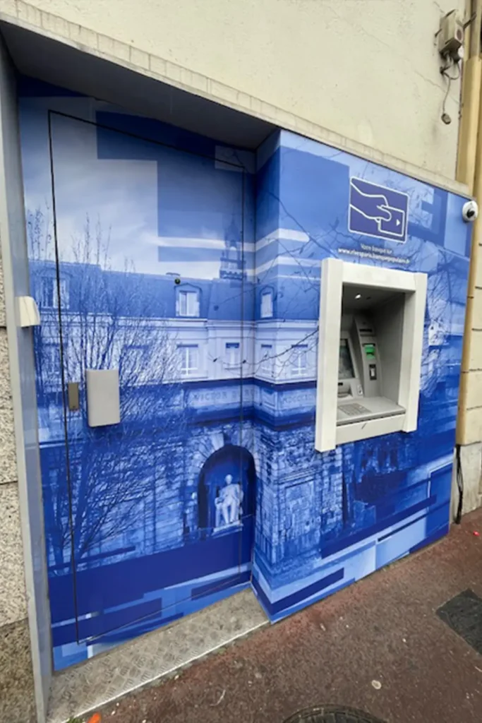 Habillage des vitrines des agences Banque Populaire Rive de Paris par Comptoir Design Lab