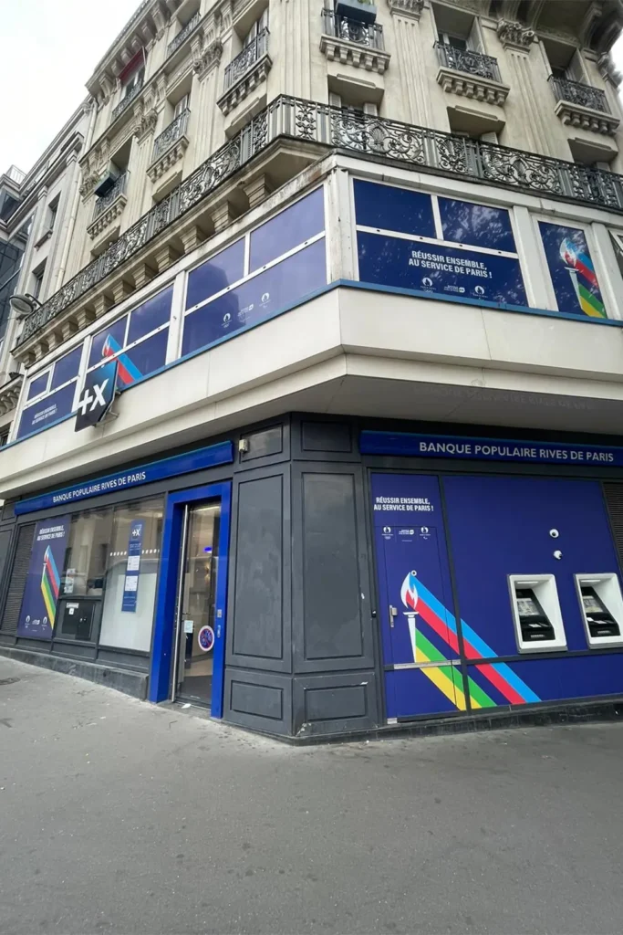 Habillage des vitrines des agences Banque Populaire Rive de Paris par Comptoir Design Lab