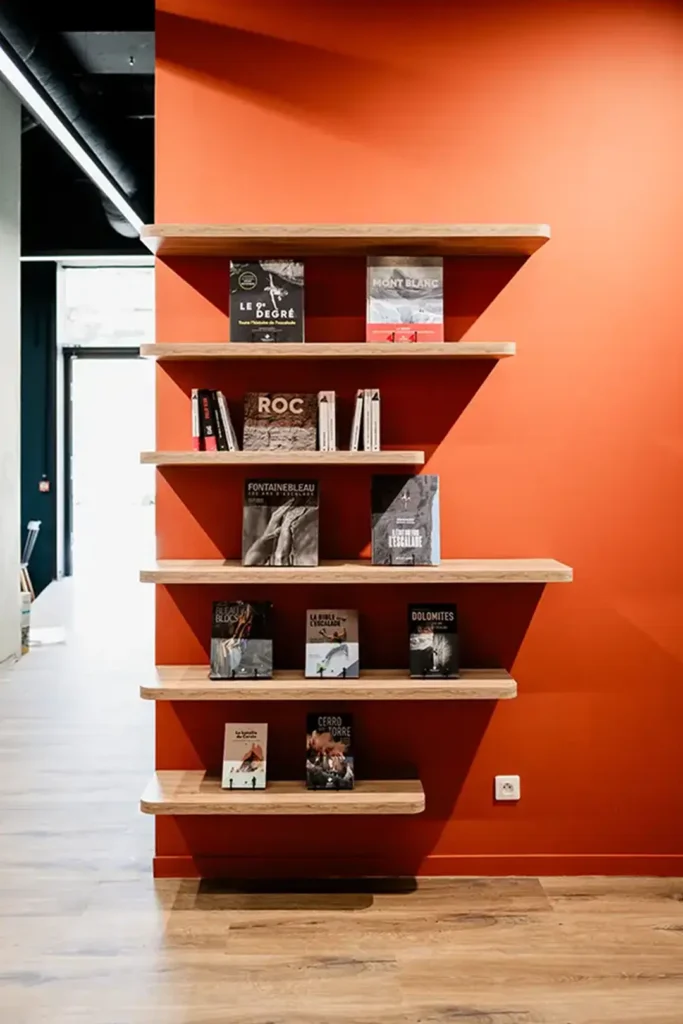 Agencement de bibliothèque pour une salle d'escalade par Comtoir Design Lab