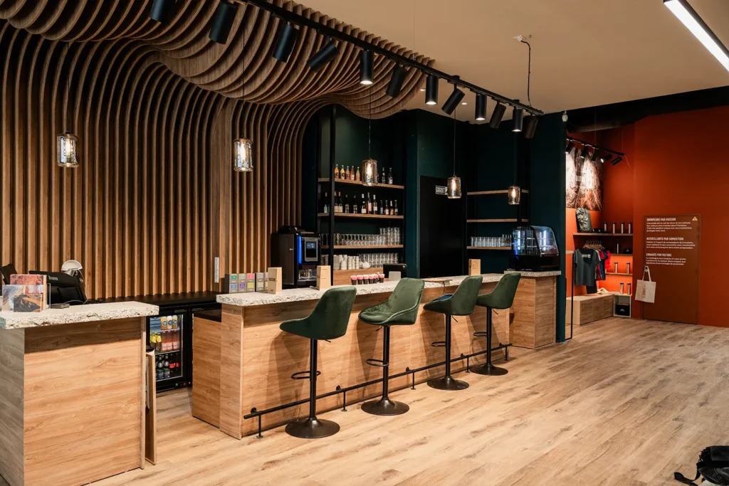 Architecture commerciale d'un bar pour une salle d'escalade par Comtoir Design Lab