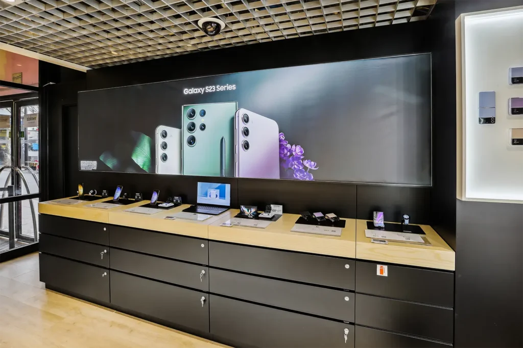 Agencement d'un espace Samsung à la Fnac par Comptoir Design Lab