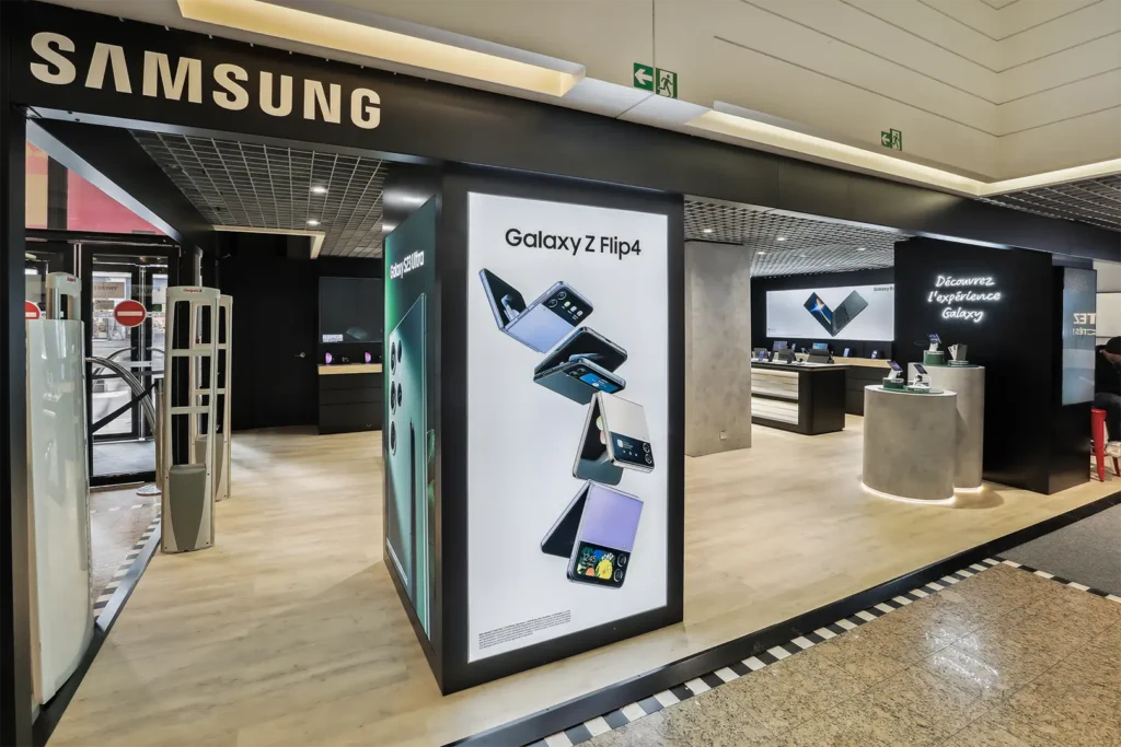 Agencement d'un espace Samsung à la Fnac par Comptoir Design Lab