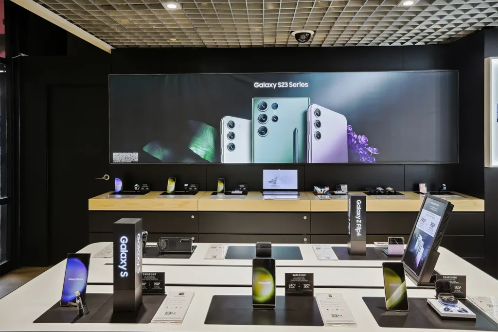 Agencement d'un espace Samsung à la Fnac par Comptoir Design Lab