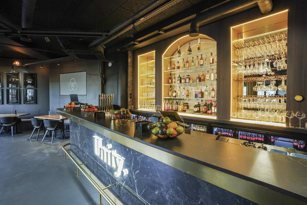 Agencement d'un bar restaurant sportif à Antony par l'agence Comptoir Design Lab