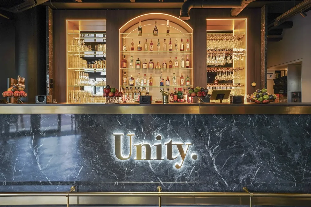 Agencement d'un bar restaurant sportif à Antony par l'agence Comptoir Design Lab