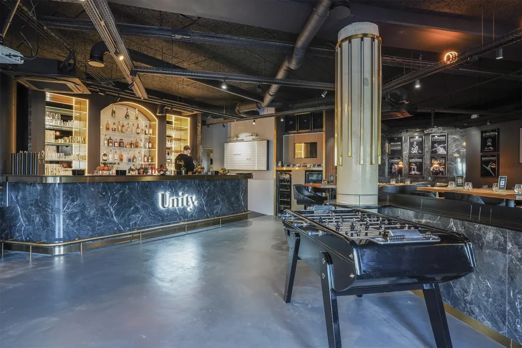 Agencement d'un bar restaurant sportif à Antony par l'agence Comptoir Design Lab