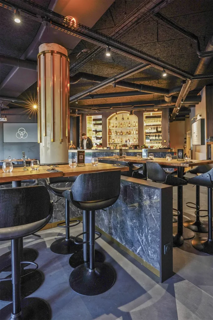 Agencement d'un bar restaurant sportif à Antony par l'agence Comptoir Design Lab